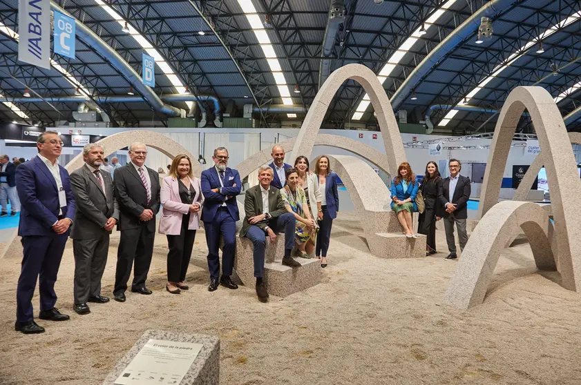 La comitiva institucional ha realizado un recorrido por los pasillos del evento, visitando los principales expositores y deteniéndose especialmente en la instalación artística “El color de la piedra”, diseñada por la arquitecta Belén Moneo, el estudio Moneo Brock, que explora la dimensión cultural y simbólica del granito en la arquitectura contemporánea.