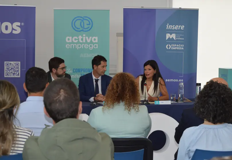 Nidia Arévalo (alcaldesa de Mos), junto a Manuel Castro (AEMOS) y Pablo Fernández (Xunta), en la inauguración del evento sobre Responsabilidad Social Empresarial.