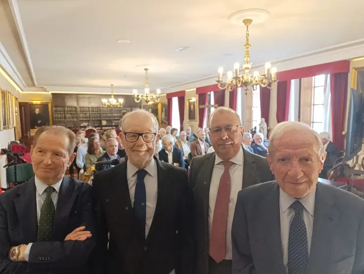 Expertos juristas debaten en Santiago sobre la relación entre el Tribunal Constitucional y la sociedad.