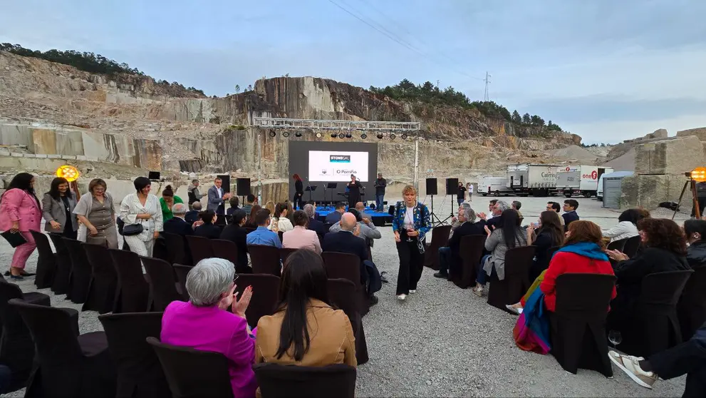 O evento central da feira internacional Stonegal 2025, dedicada á pedra natural, foi esta gala, celebrada nunha canteira de Atios, reuniu a preto de 300 profesionais e representantes institucionais do sector.