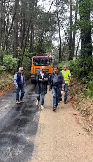 O alcalde do Porriño, Alejandro Lorenzo, supervisa os traballos de mellora nos camiños da parroquia de Budiño.