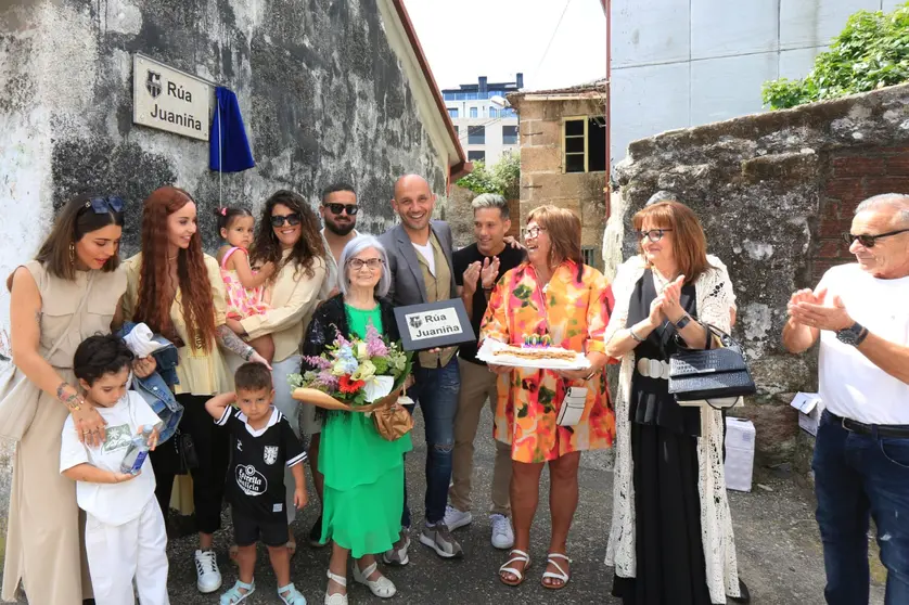 Un siglo de vida y un nombre para la eternidad: Juaniña, acompañada por el alcalde Alejandro Lorenzo y sus vecinos, celebra el honor de ver la calle donde reside rebautizada en su honor.