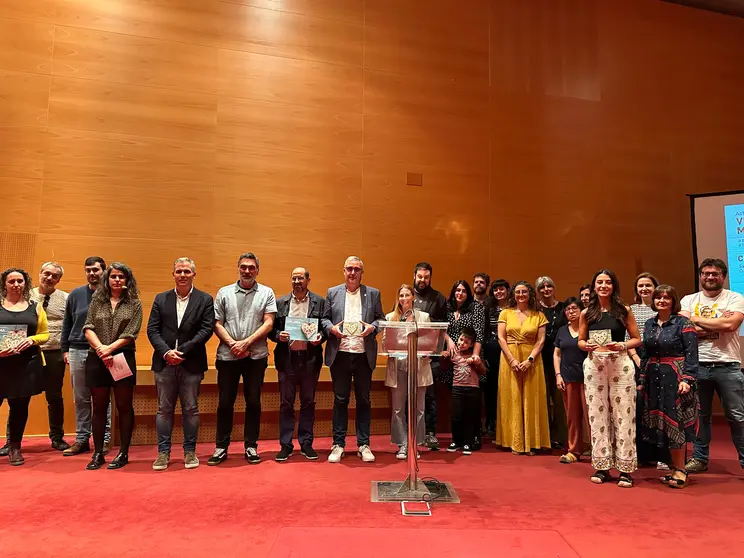 Os protagonistas do fomento do galego: Rafa Domínguez acompaña aos proxectos premiados na gala dos Premios Mil Primaveras, celebrada no Pazo da Cultura de Pontevedra.