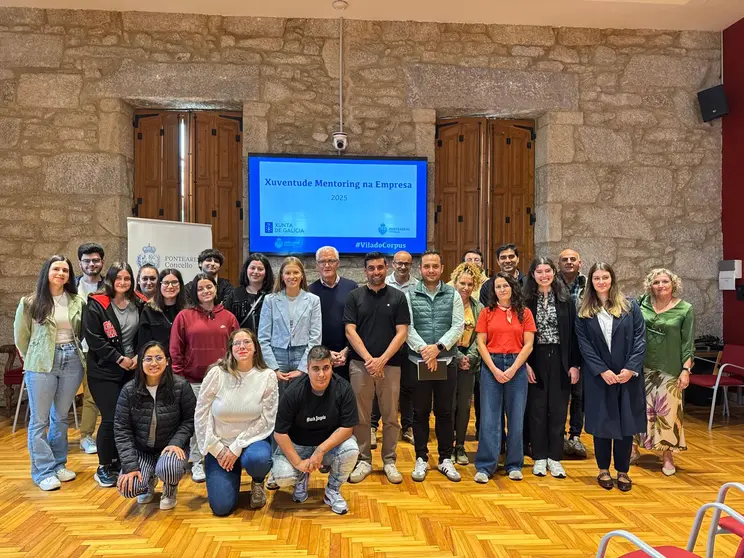Os 12 novos participantes do programa 'Xuventude Mentoring na Empresa' xunto á directora xeral de Xuventude, Lara Meneses, e as autoridades municipais de Ponteareas, listos para a segunda edición desta iniciativa que impulsa o emprego xuvenil.