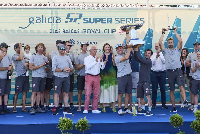 El American Magic levantando la Royal Cup. LALO R VILLAR.