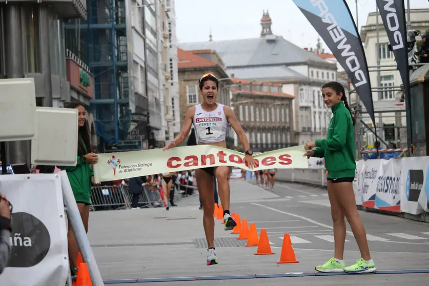 ¡Histórico triunfo! María Pérez cruza la meta para alzarse con la victoria en el Gran Premio Cantones de Marcha Atlética, un hito que la convierte en la cuarta española en conseguirlo.