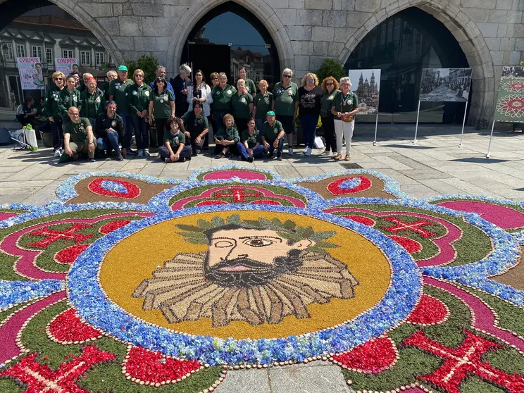 El equipo de alfombristas de Ponteareas, orgulloso junto a la obra floral dedicada a Luís Vaz de Camões, que embellece la Praça da República en Viana do Castelo.