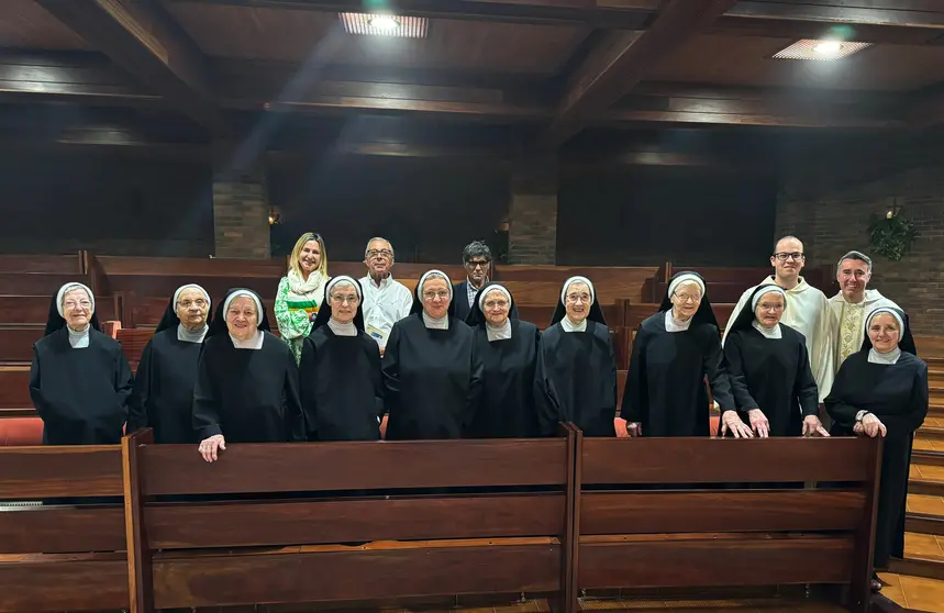 Comunidad de Benedictinas durante la celeberación de su 40 aniversario en Trasmañó.