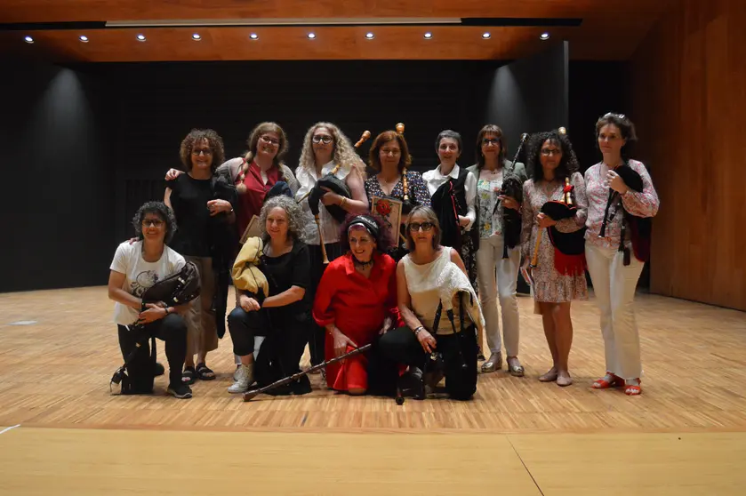 As 15 primeiras gaiteiras de Mos, homenaxeadas no VII Festival Abrente Folk, un momento histórico que celebra a súa valentía e legado na música tradicional galega.