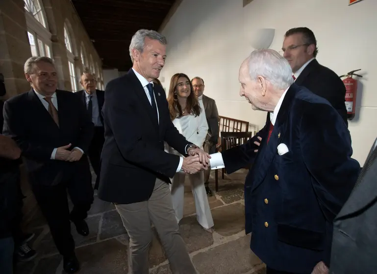 El presidente de la Xunta saluda a Ramiro Carregal.