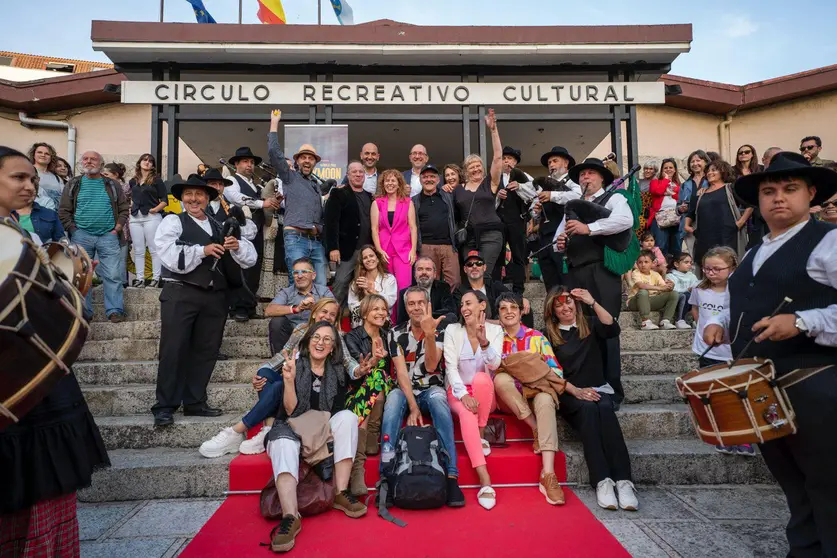 Escadarias de encontros e sorrisos! A vitalidade do Círculo Recreativo Cultural reflete-se na sua gente.