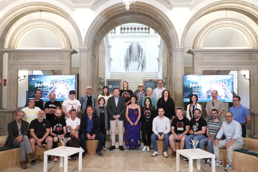 epresentantes de la Diputación de Pontevedra y de los 16 festivales beneficiarios, reunidos tras el anuncio de las ayudas para impulsar la cultura en la provincia.