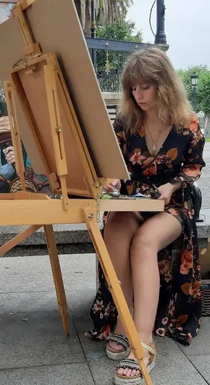 La artista marinense Patricia Otero concentrada en el proceso creativo, donde fusiona tradición y nuevas técnicas.