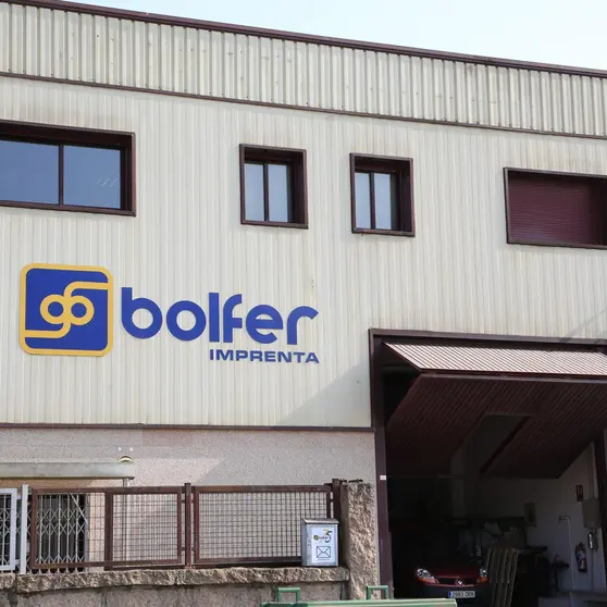 La fachada de Gráficas Bolfer, una de las empresas galardonadas con el Premio Antonio Palacios, símbolo de la tradición e innovación en el sector gráfico de O Porriño.