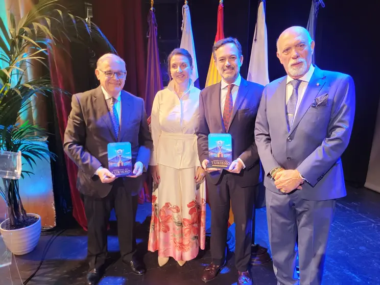 Alberto Barciela (izq.), reconocido por su trayectoria en la industria del turismo, junto a otros galardonados en la ceremonia de Skål Internacional Tenerife en el Teatro Leal.