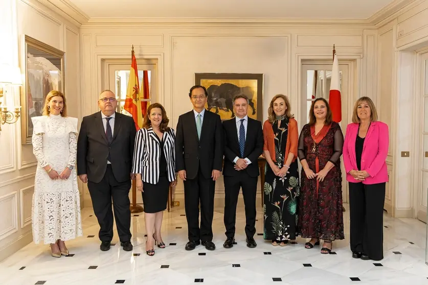 Foro España Japón 2: De izquierda a derecha: Dña. Natalia Lobato, secretaria general de la Consejería de Sanidad de Galicia; D. Alejandro Vázquez, consejero de Sanidad de Castilla y León; Dña. Fátima Matute, consejera de Sanidad de la Comunidad de Madrid; D. Takahiro Nakamae, Excmo. Sr. Embajador de Japón en España; D. José Manuel Rigueiro, director general de Otsuka Pharmaceutical España y Portugal; Dña. María Martín, consejera de Salud de La Rioja; Dña. Manuela García, consejera de Salud de Baleares; y Dña. Núria Marín, delegada del Gobierno de la Generalitat de Cataluña en Madrid.