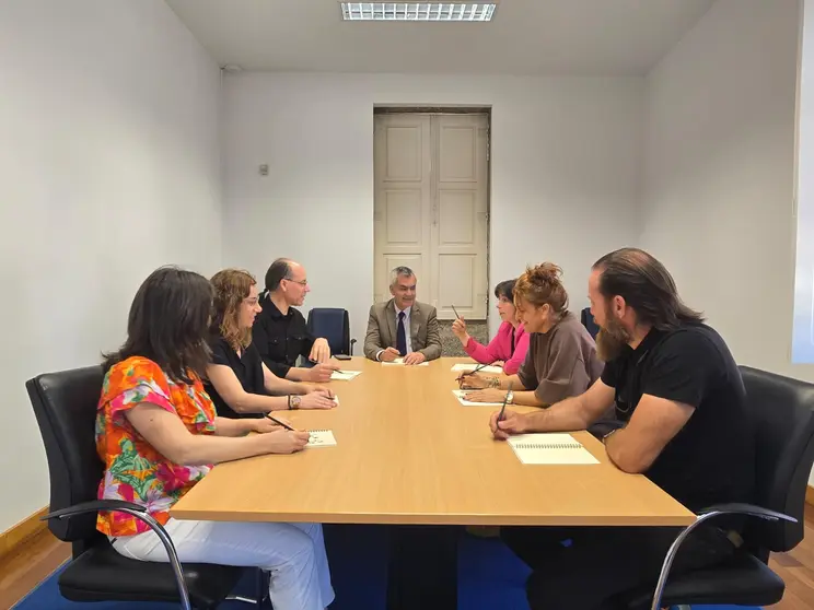 Representantes da autarquia e outras entidades-chave reunidos para discutir a implementação do CLDS 5G e o seu impacto na comunidade.