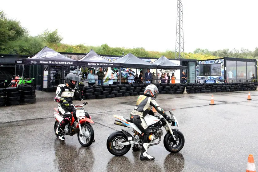 Futuras promesas sobre dos ruedas: Jóvenes notoristas demuestran su habilidad y pasión por el motociclismo en la Escuela IKERIC RACING de O Porriño.