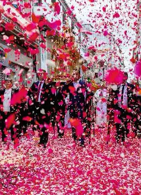 Un momento de la procesión de Corpus Christi a su paso por una de las calles ponteareanas.