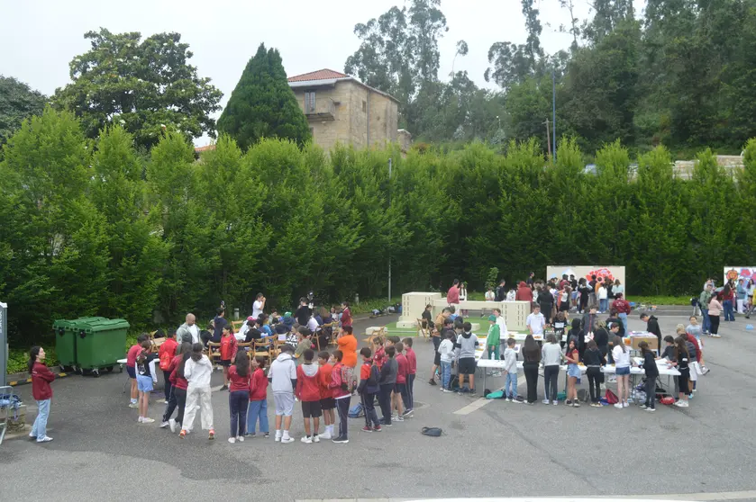 Aprendendo e xogando coa rosa: os centros educativos de Mos protagonistas nunha mañá especial.