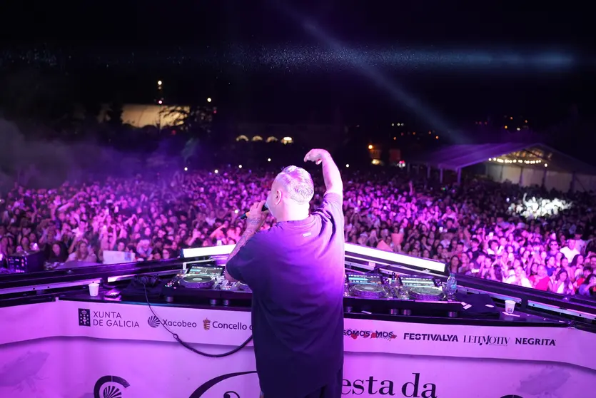 El Pazo de Mos se desbordó de energía anoche con Juan Magán, congregando a miles de personas en la Festa da Rosa 2025.