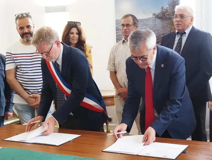 O Presidente da Câmara de Arcos de Valdevez, Olegário Gonçalves, e o seu homólogo de Bègles, França, selam o Protocolo de Amizade, um passo fundamental para a cooperação entre os dois municípios.