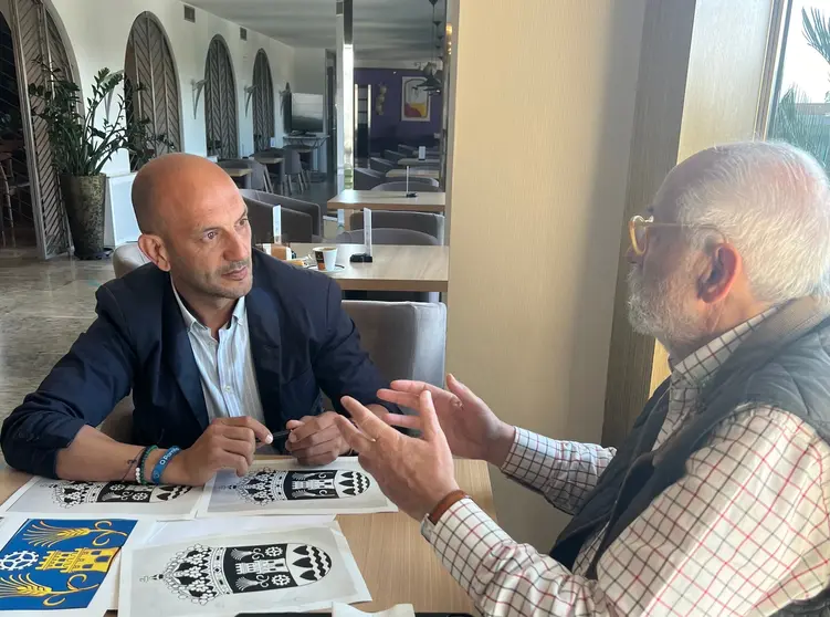 El alcalde de O Porriño, Alejandro Lorenzo, junto al técnico del Servicio de Heráldica de la Xunta, trabajando en los futuros símbolos del municipio.