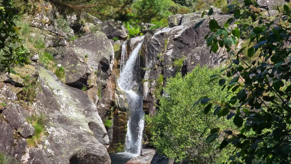 Fervenza o cascada de Perrelos.