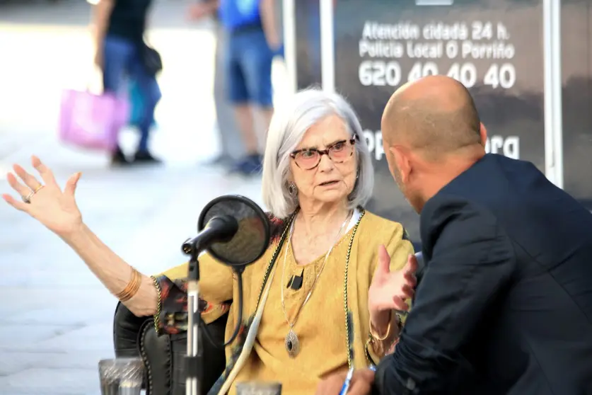 Unha veciña ilustre, Xoaniña, co alcalde, Alejandro Lorenzo.