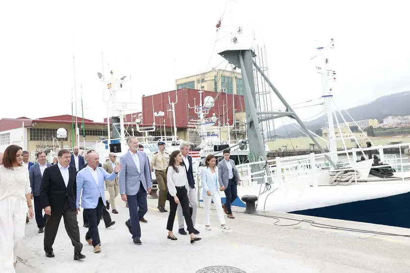 Sus Majestades los Reyes durante el recorrido desde la Cofradía de Pescadores hacia el Barco Museo 'Reina del Carmen'. © Casa de S.M. el Rey