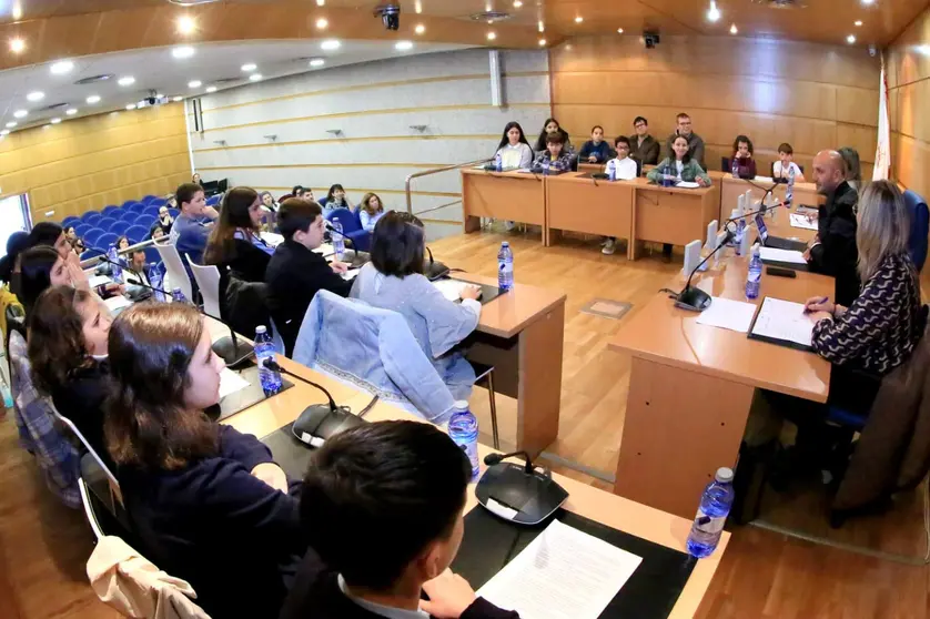 Se otorgará un total de 15 ayudas, dotadas con 300 euros cada una, destinadas a apoyar los estudios universitarios de estos jóvenes.