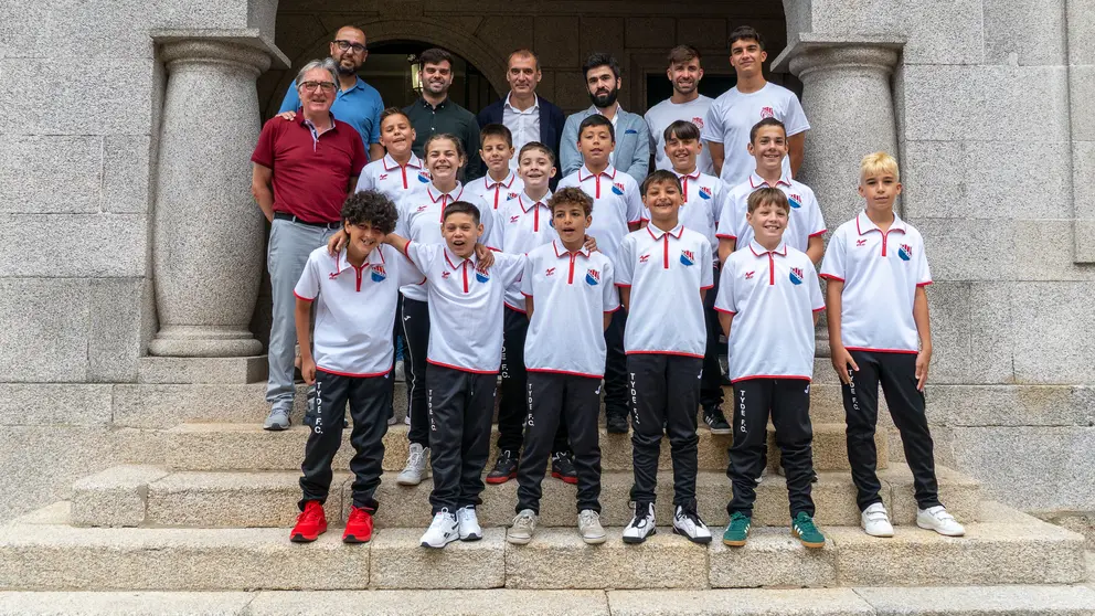 El alcalde de Tui, Enrique Cabaleiro, y el concejal de Deportes, Rafael Estévez, recibieron al equipo Alevín del Tyde F.C. en el Concello antes de su viaje a Alemania.
