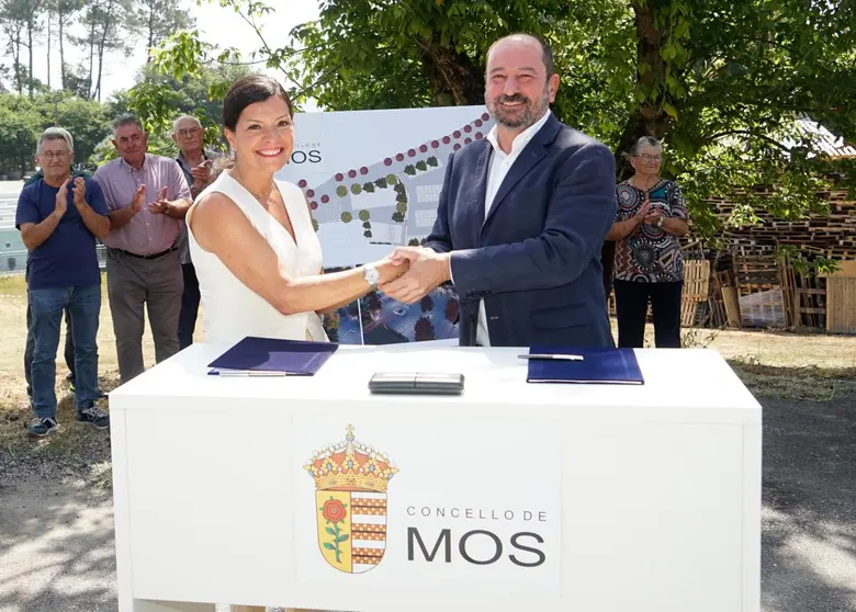 El director de Turismo de Galicia y la alcaldesa de Mos firmaron el convenio que incluye el relevo del alumbrado público, trabajos de ajardinamiento y dotación de mobiliario.
