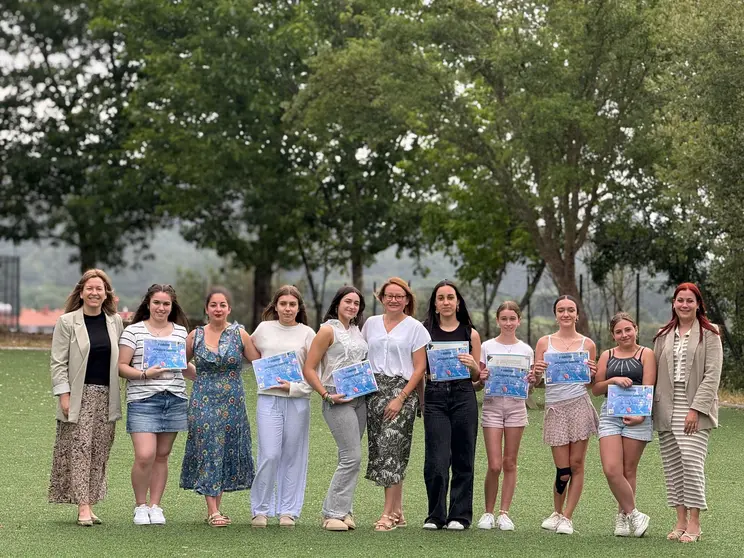 La alcaldesa de Salvaterra de Miño, Marta Valcárcel, junto a los estudiantes premiados en el Concurso de Divulgación Científica del IES Salvaterra de Miño, que destacaron por sus proyectos sobre sostenibilidad.