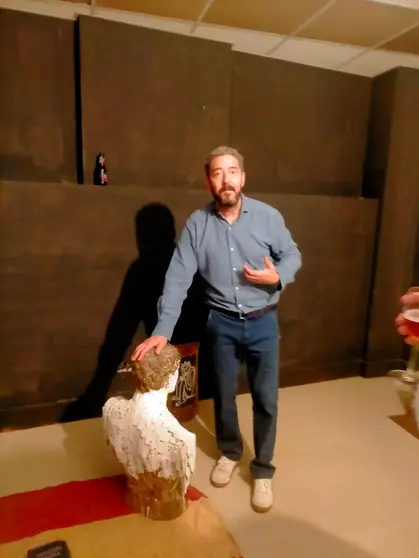 Kike Ortega posa con una de las piezas que puedes ver en su exposición de Pontevedra.