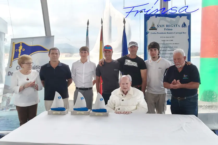 La emoción de la victoria. Los regatistas del Peperetes-Nortemar, Orión y Bacor celebran sus merecidos primeros puestos en la exigente XXIV Regata Frinsa.