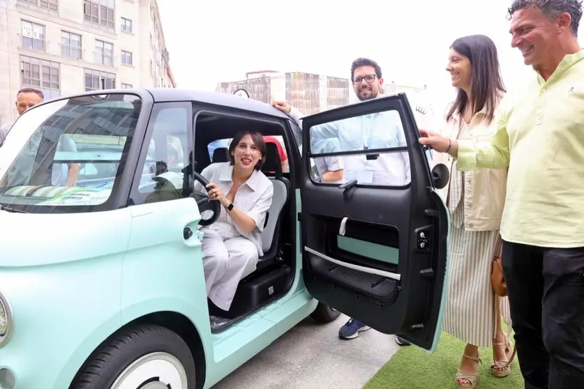 La conselleira de Economía e Industria, María Jesús Lorenzana, visitó hoy la VI Feria del automóvil híbrido y eléctrico de Ribeira.