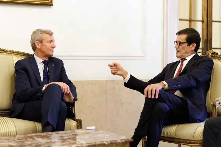 El presidente de la Xunta, Alfonso Rueda, junto al alcalde de Oporto, Rui Moreira, durante la entrega de las Llaves de la Ciudad, un gesto que simboliza la estrecha relación entre Galicia y el norte de Portugal.