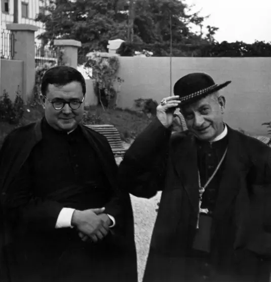 Fotografía del 24 de julio de 1961: San Josemaría Escrivá junto a D. Leopoldo Eijo y Garay, entonces obispo de Madrid-Alcalá, en la residencia de este último en O Castro, Vigo. Fue la última estancia de San Josemaría en la ciudad.