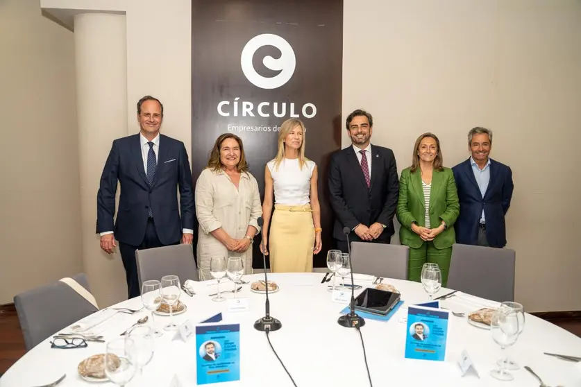 El conselleiro de Presidencia, Xustiza e Deportes participó  en la Tribuna del Círculo de Empresarios de Galicia, donde demandó que Galicia forme parte de las prioridades del Gobierno central.