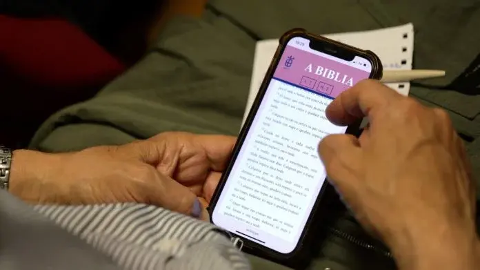 Unha persoa explora a Biblia en galego dende calquera dispositivo, consultando versículos e realizando buscas de xeito áxil e sinxelo en www.abiblia.gal.