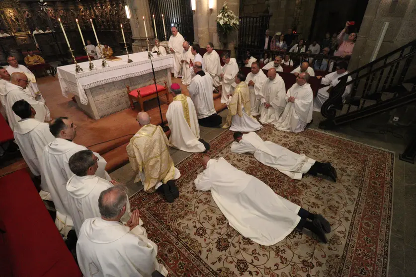 Un momento de la ordenación de diáconos en que se postran en el suelo.