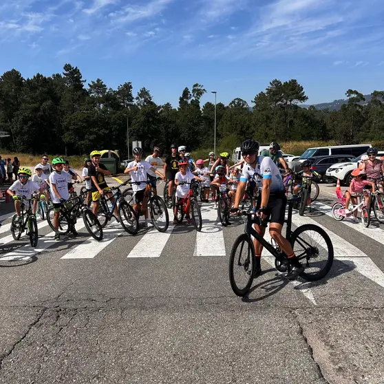Participantes listos con sus bicicletas para iniciar la Festa da Bici en Mos, un día de deporte y convivencia que celebra el orgullo local y calienta motores para La Vuelta 2025.