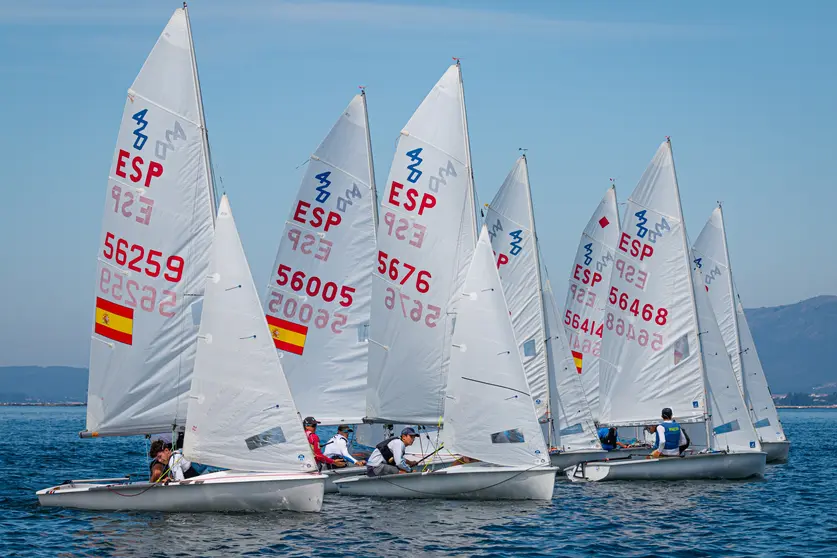 La flota de 420 compitiendo este sábado en Vilagarcía. © CLARA GIRALDO.