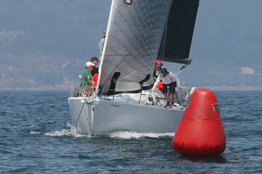 El Bon III, de Víctor Carrión, se alzó con la victoria en la 25ª Regata Ramiro Carregal Rey, recuperando el Gran Trofeo Faro de Corrubedo.
