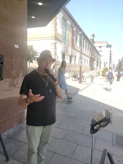 Desde Padrón, este veterano cantante, cuya cuna fue Asados, deleita a los viandantes con su arte.