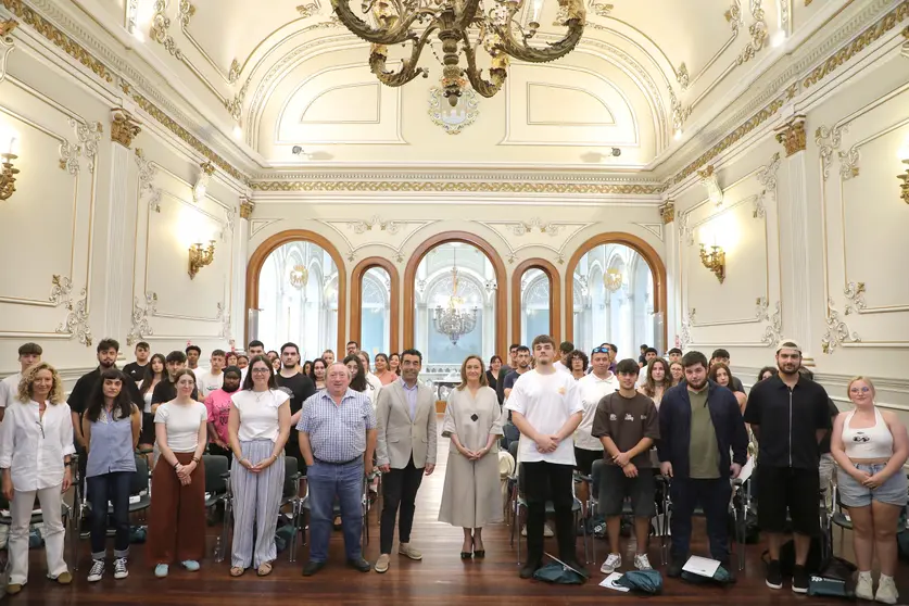Los 74 estudiantes de Formación Profesional, listos para sus prácticas Erasmus+ en Europa, junto al presidente de la Diputación de Pontevedra, Luis López, y la vicepresidenta Luisa Sánchez, en el Pazo Provincial.