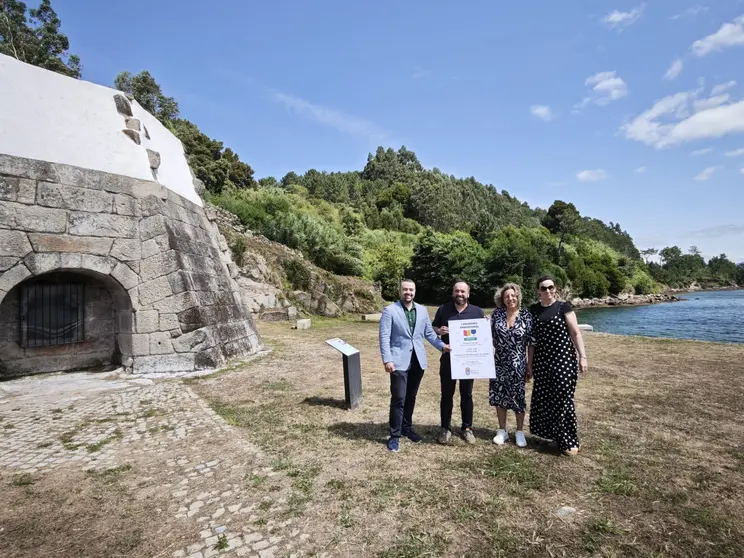 Presentación oficial de "100 Viños e 100 Libros" en Vilaboa con el alcalde César Poza, Alejandro Paadín (Paadín Eventos), Conchita Pérez (Salinas Club de Lectura) y la concejala Carmen Gallego.
