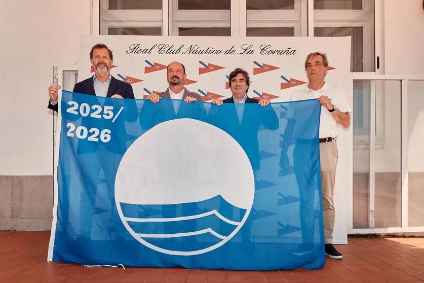 Orgullosos, los representantes del Náutico Coruñés sostienen las banderas Azul, de Calidad ("Q") y de Sostenibilidad ("S"), símbolos de su compromiso con la excelencia y el medio ambiente.