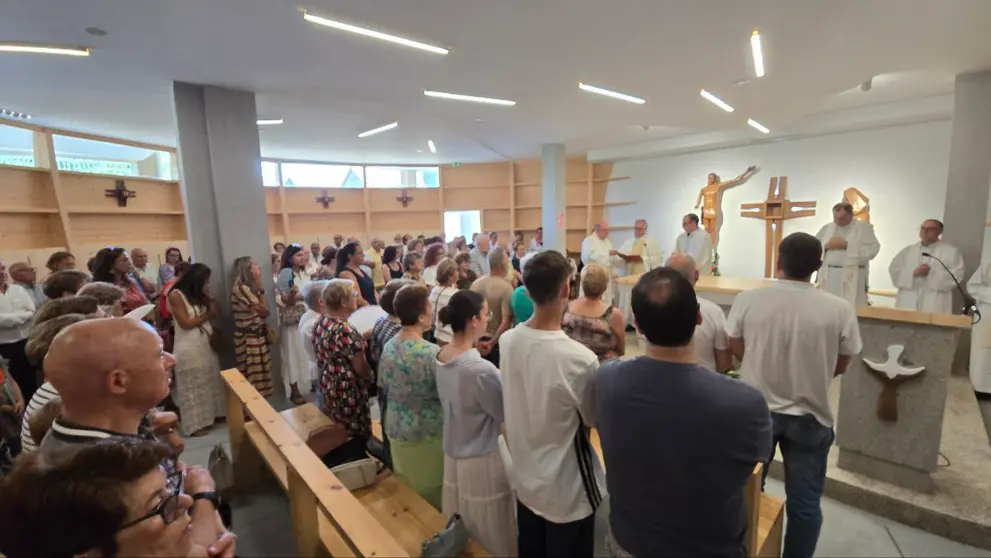 Os fieis salcedenses encheron a capela do Cristo das Angurias para a celebración co bispo e os sacerdotes. R. LEDO.